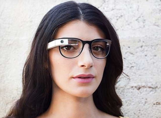 Fin janvier, Google avait déjà présenté quatre montures en titane «normales» pour faciliter l'adoption de ses lunettes interactives par le grand public.