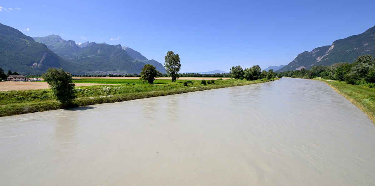 Le Rhône est actuellement très haut avec un débit important. Ici entre Aigle et Illarsaz.