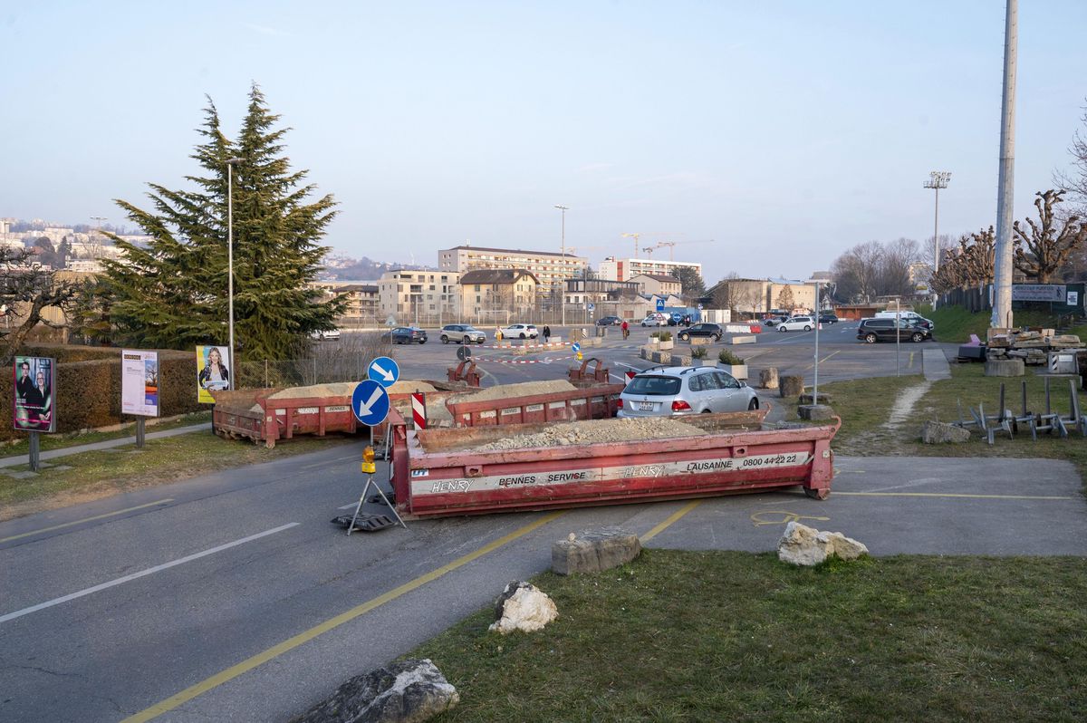 Seules les voitures peuvent encore slalomer entre les bennes de chantier au parking du Censuy à Renens.