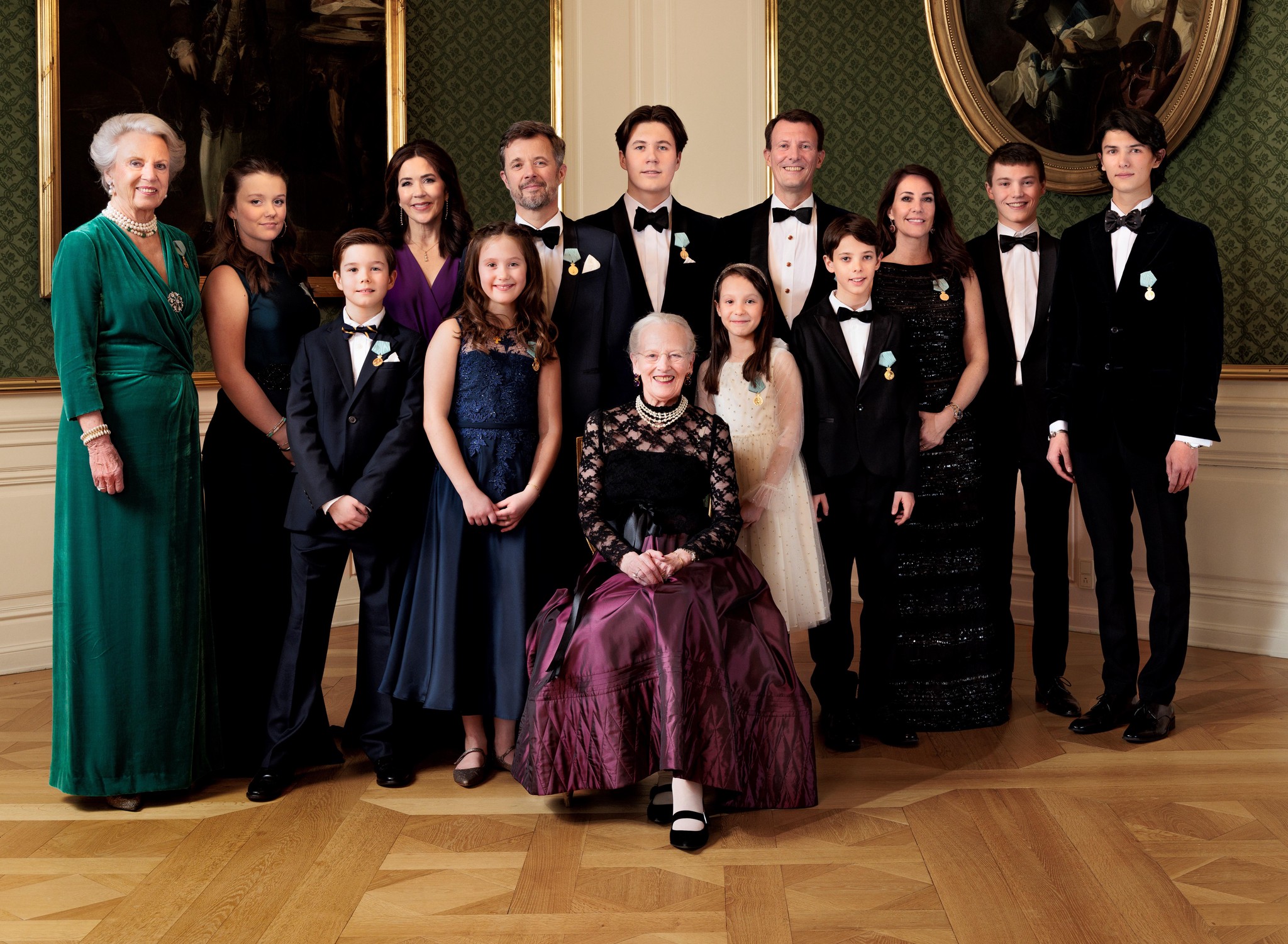 Margrethe entourée de toute sa famille, à l’instant de fêter 50 années sur le trône.