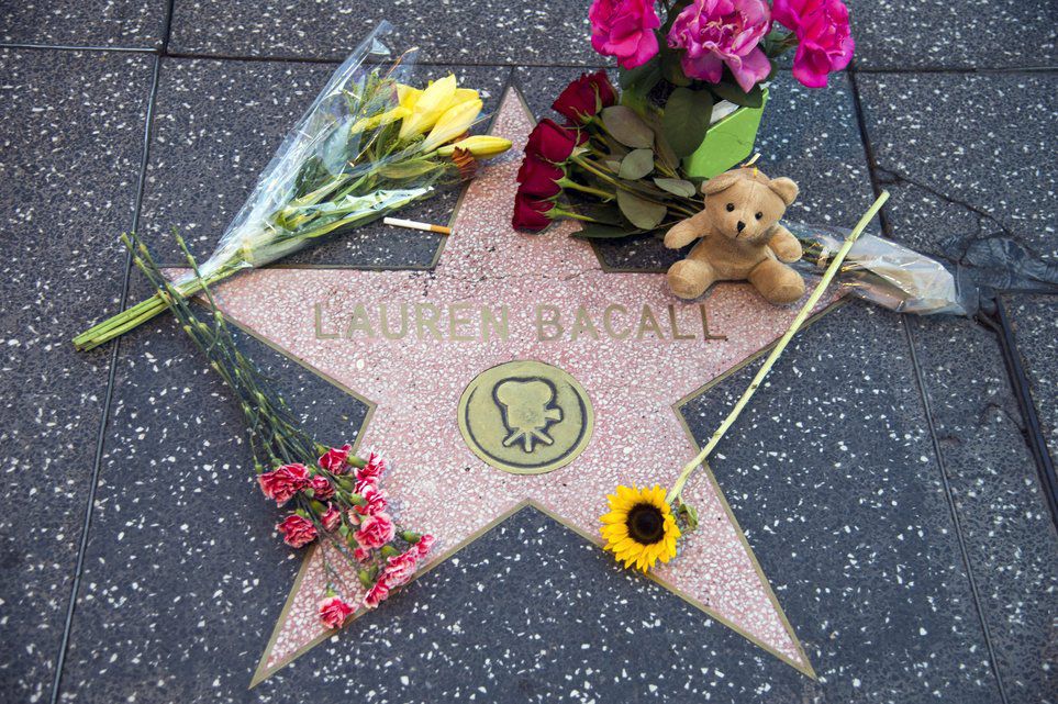 L'icône américaine du cinéma Lauren Bacall, surnommée «le regard» (The look), est morte mardi à l'âge de 89 ans. (13 août 2014)