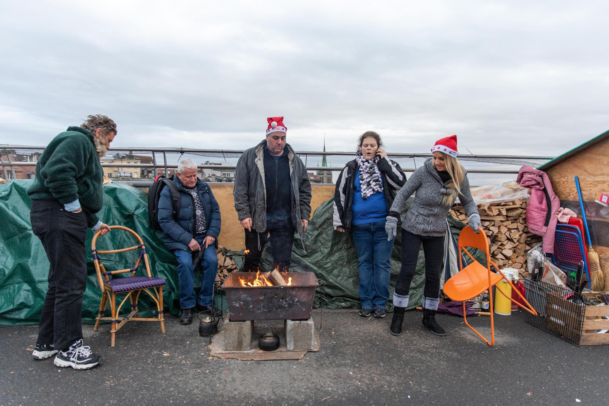 Feu de la Solidarité s'est installé pour les fêtes pour prévenir les suicides. Ce sont Max, à gauche, et Herbert au centre qui ont retenu in extremis un désespéré vendredi en fin de journée . (Odile Meylan/24heures)