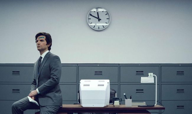 Mark (Adam Scott) travaille chez Lumon. Une drôle d’entreprise, assurément.