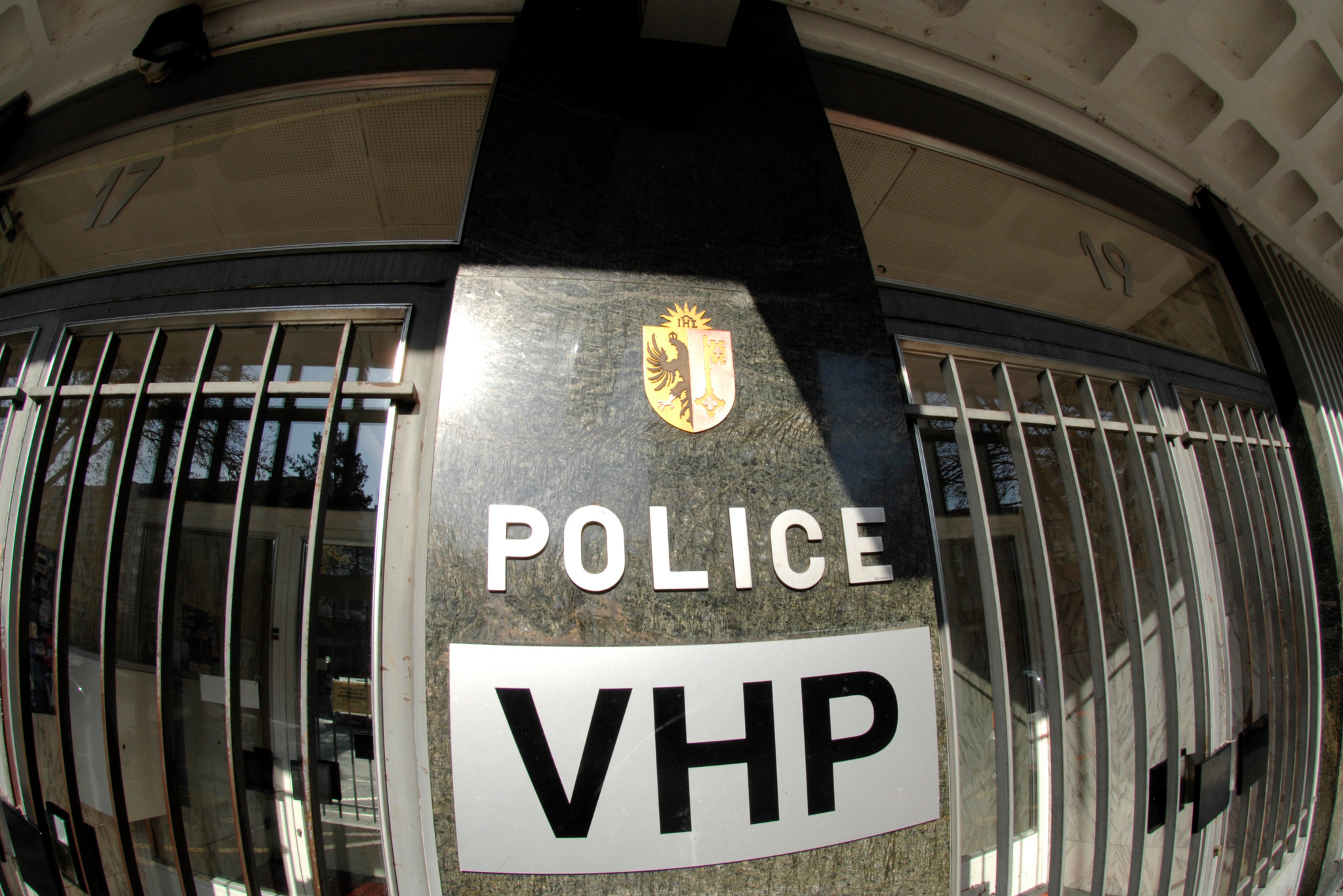 Façade du bâtiment de la police et de la police judiciaire à Genève, sur le boulevard Carl Vogt, avec un panneau indiquant ’Police VHP’.
