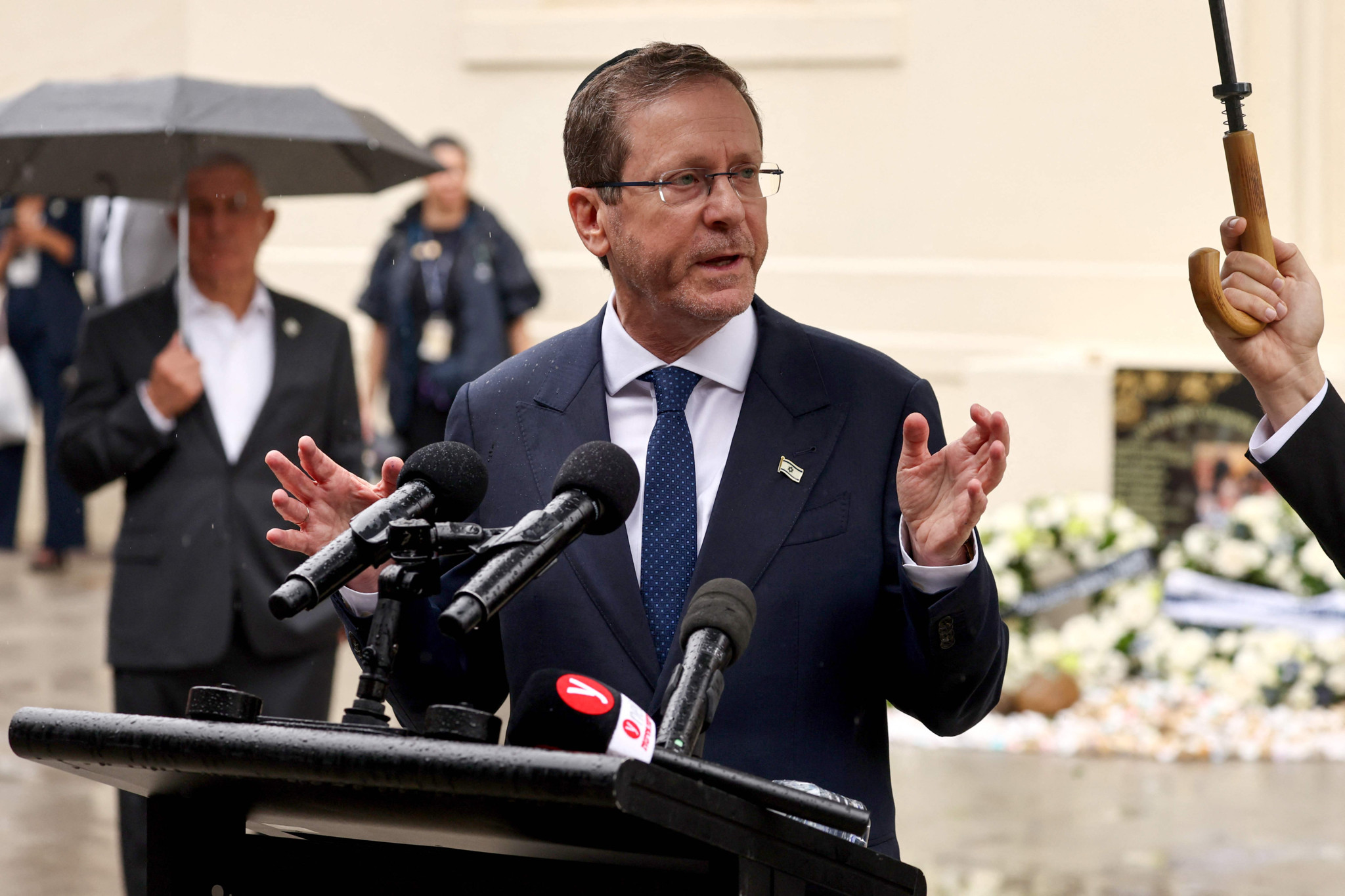 Sydney: Isaac Herzog besucht Bondi Beach nach Terroranschlag