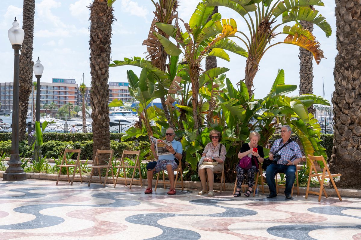 Le temps s’écoule en douceur sur la fameuse esplanade d’Alicante, qui s’étend sur 600 mètres entre la Méditerranée et le centre-ville.