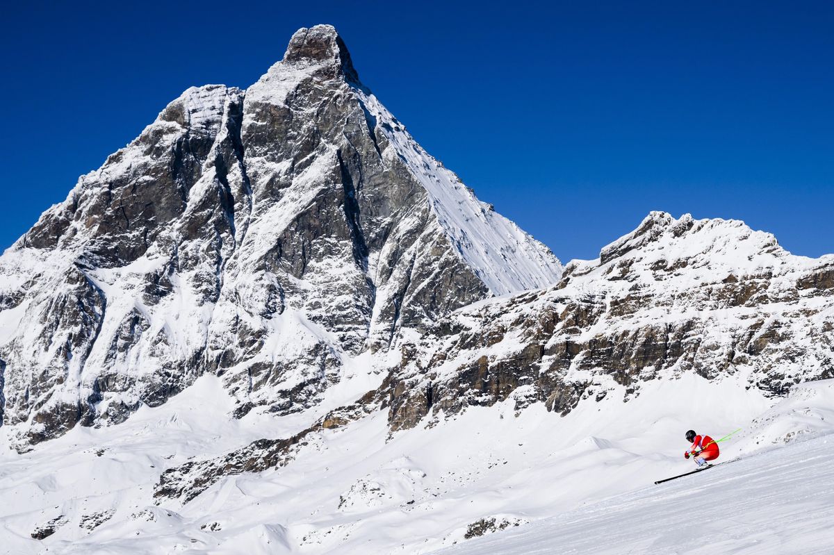Ralph Weber, skieur suisse, pendant l'entraînement de descente devant le mont Cervin, sur la piste 'Gran Becca' pour la Coupe du monde de ski alpin FIS.
