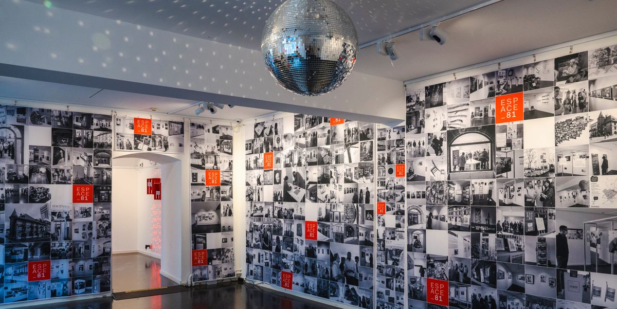 Intérieur de l'Espace 81 à Morges, décoré de photos noir et blanc pour célébrer ses 10 ans avec une rétrospective de 130 expositions.