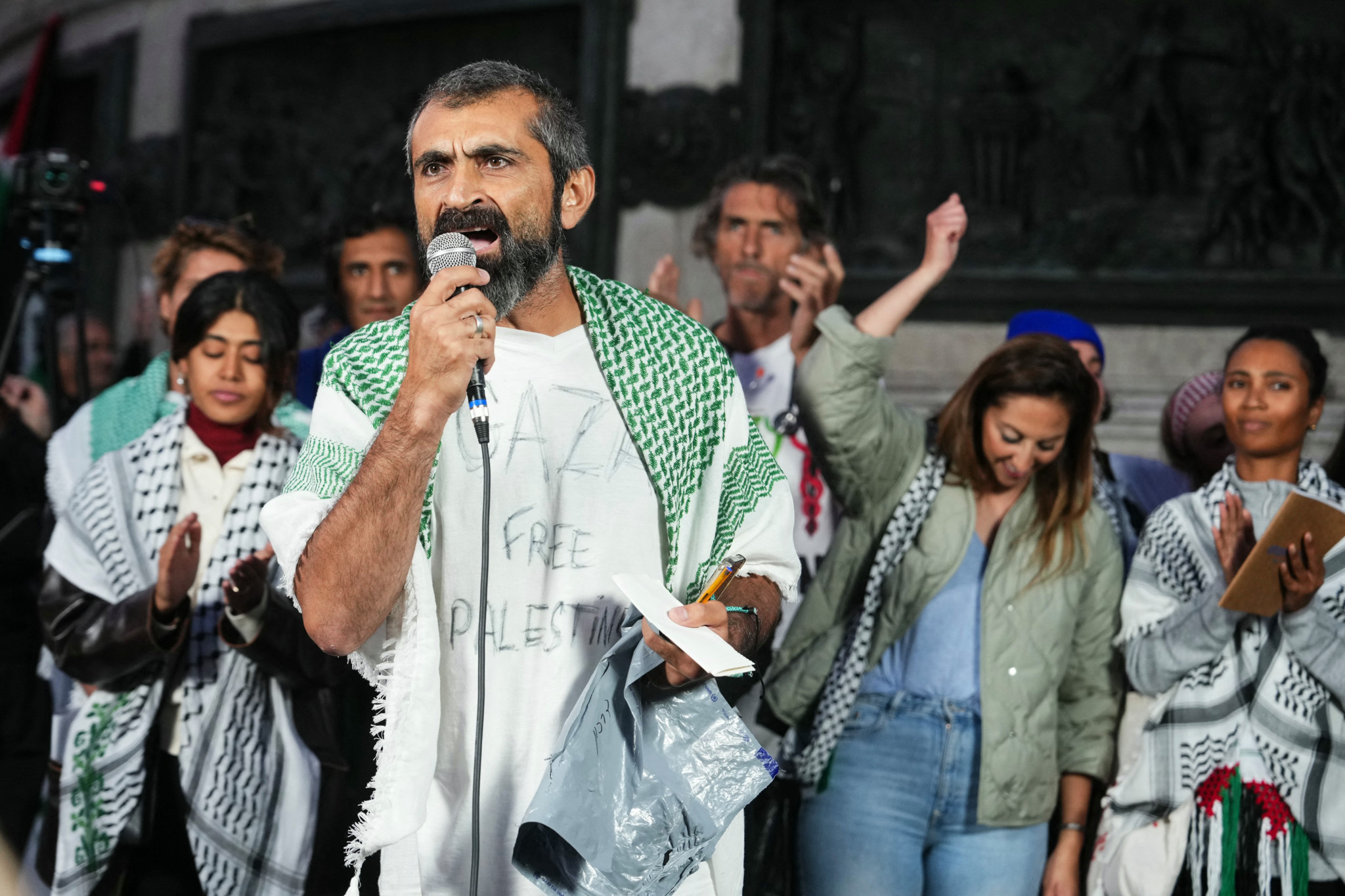 Antisémitisme et homophobie: Scandale autour d’un porte-parole de la flottille pour Gaza