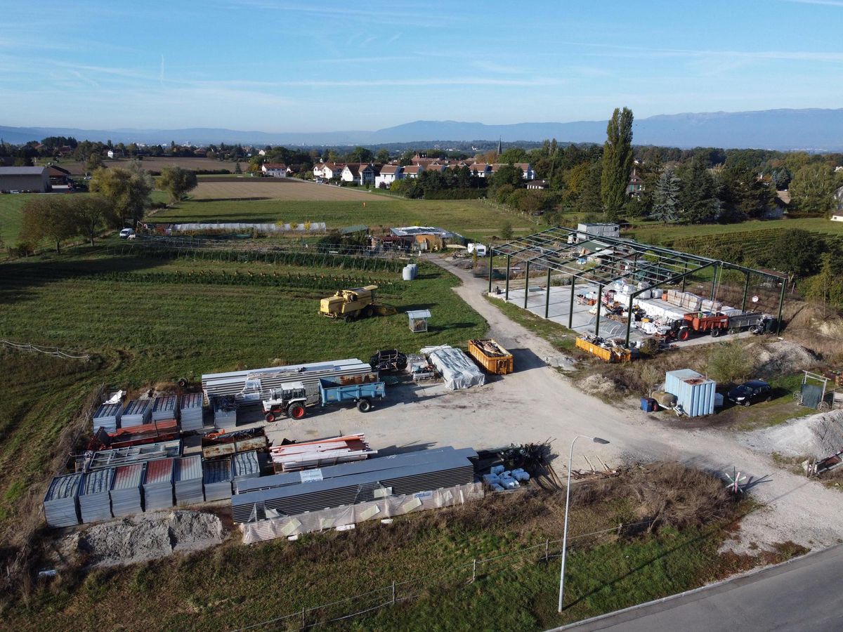 Le terrain de Robert Raymond, sur lequel des installations ont été construites de manière illicite, se situe à l’entrée du village de Jussy, à l’est.