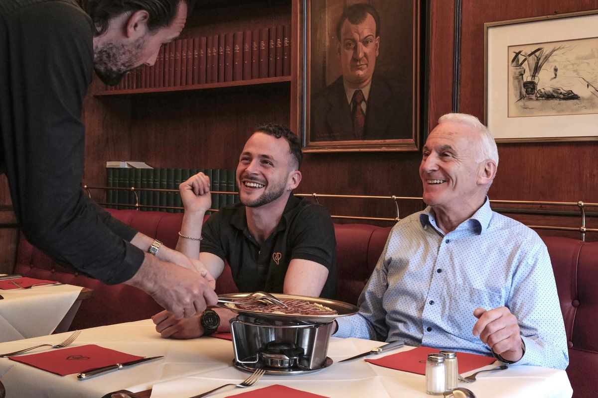 Père et fils, François et Jérémy Vouillamoz, dans leur restaurant, Café de Paris à Genève.