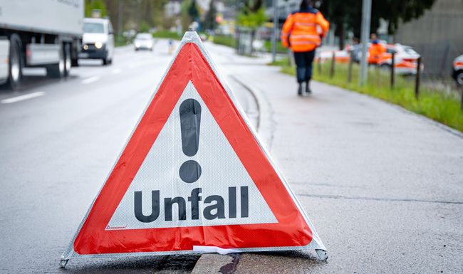 Ein 19-Jähriger, der 2022 bei einer Strolchenfahrt einen Unfall verursacht hatte, stand deswegen vor Gericht. (Im Bild: Der Unfallort)