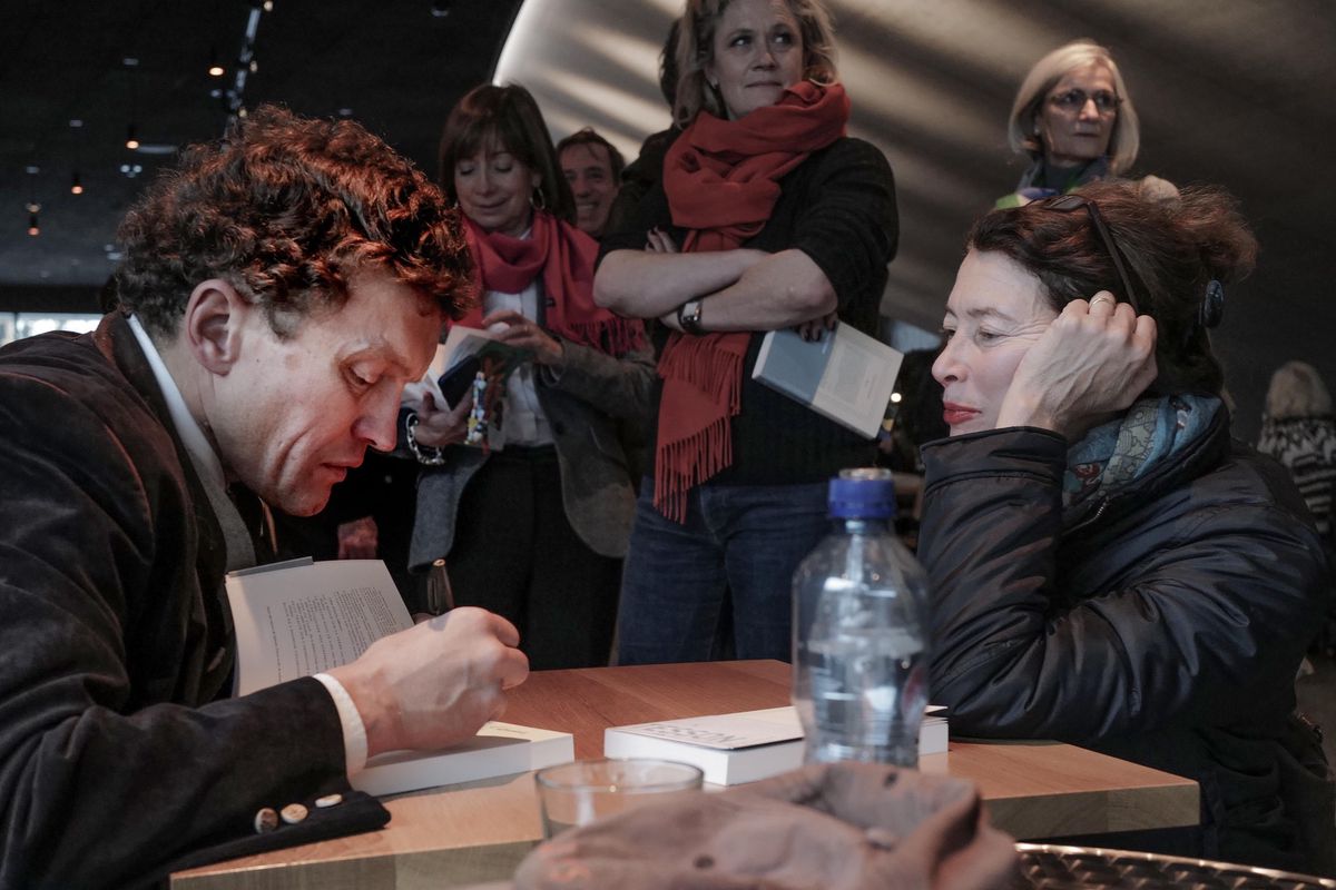 Sylvain Tesson assiégé par un public nombreux après sa causerie au Théâtre de Carouge.