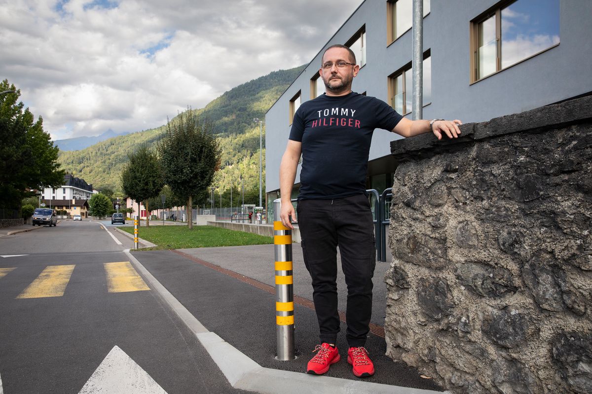 Alors âgé de 5 ans et demi, l’enfant avait traversé la route au guidon de sa trottinette - devant son école. Ci-contre, le père de la victime sur les lieux de l’accident.