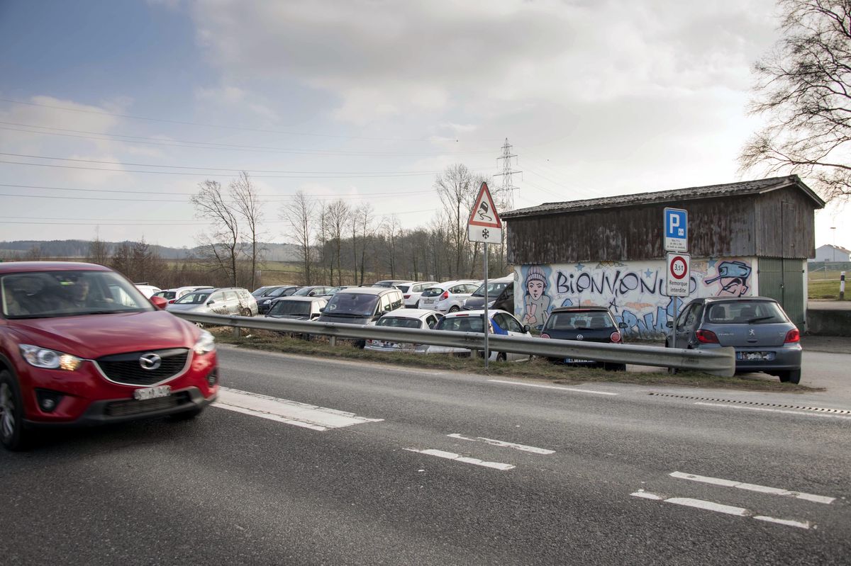 L’attaque s’est déroulée sur ce parking en périphérie de Chavornay, autour de 20 h le 8 février 2018. Le lendemain (photo) aucune trace visible puisque contrairement à d’autres braquages, les assaillants n’ont pas usé d’explosifs ni bouté le feu à des véhicules. Le rapt de la fille d’un convoyeur était leur moyen de pression.