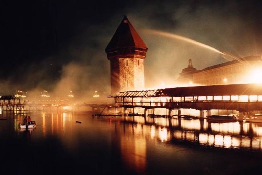 Le célèbre pont de Lucerne flambait il y a 25 ans