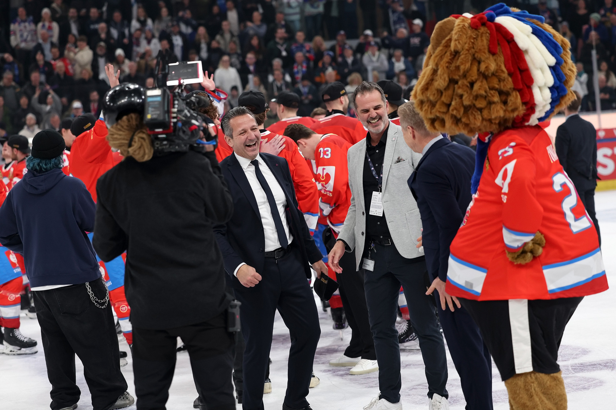 Trainer Marco Bayer, Sportchef Sven Leuenberger und Assistenztrainer Rob Cookson der ZSC Lions feiern lachend den CHL-Final-Sieg auf dem Eis.