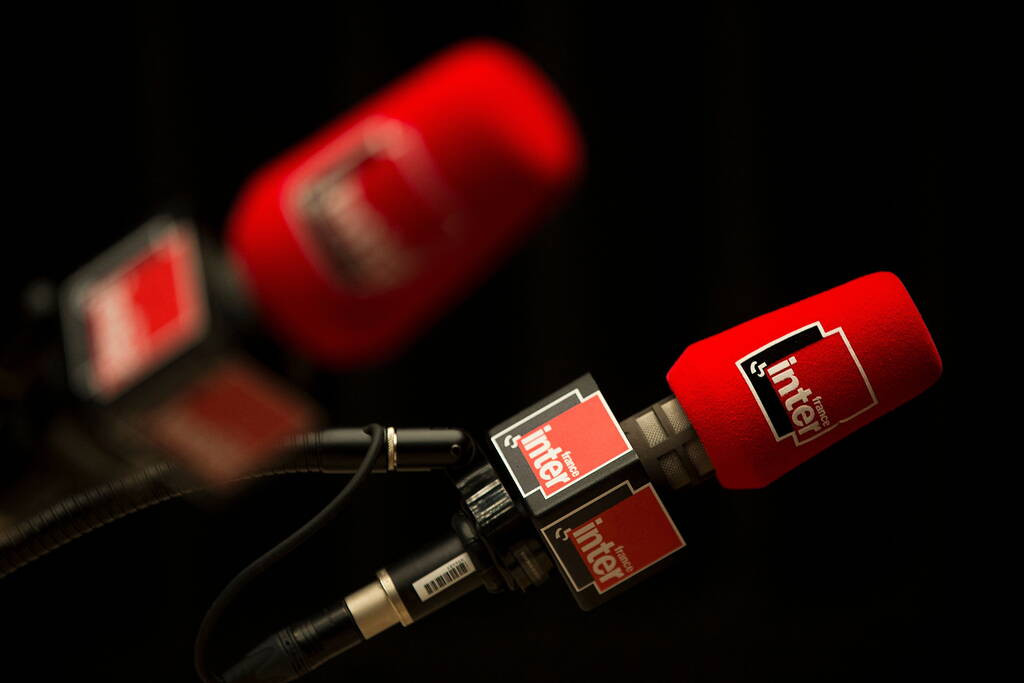 Des micros de la radio publique française France Inter.