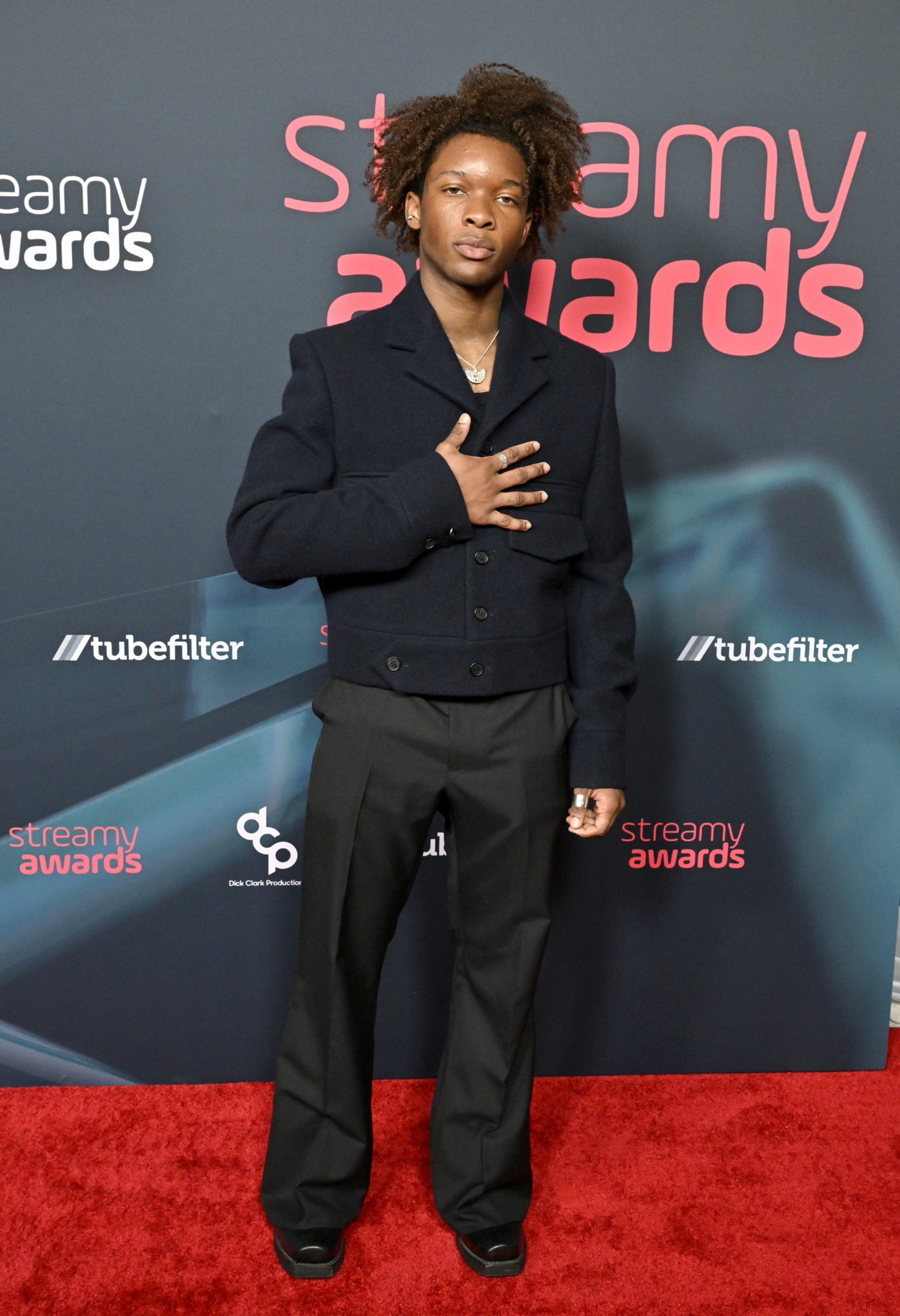 d4vd bei den 2023 Streamy Awards in Los Angeles, steht auf rotem Teppich vor Hintergrund mit Streamy Awards Logo.