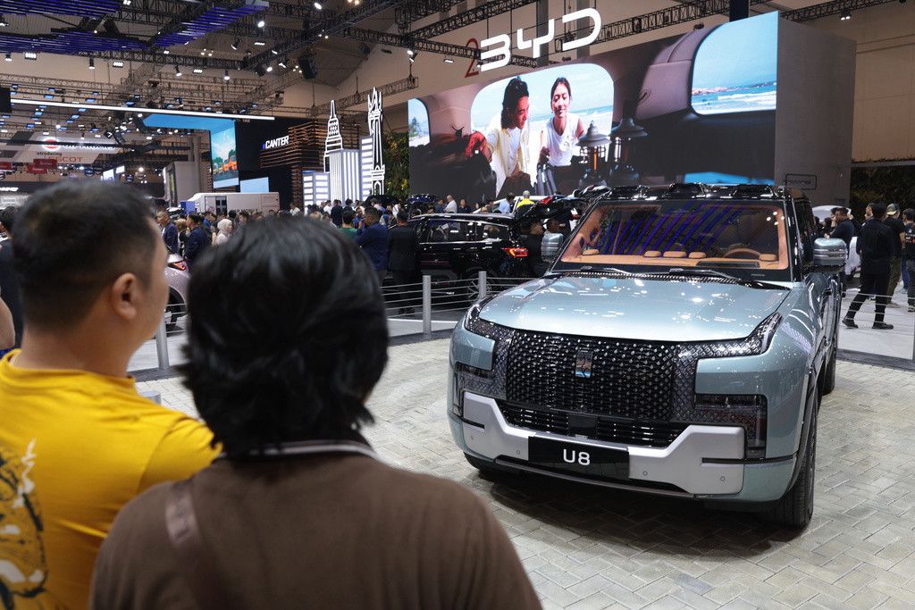 Des visiteurs examinent une voiture électrique BYD U8 du fabricant chinois BYD lors du Gaikindo Indonesia International Auto Show 2024 à Tangerang, Indonésie, le 23 juillet 2024.