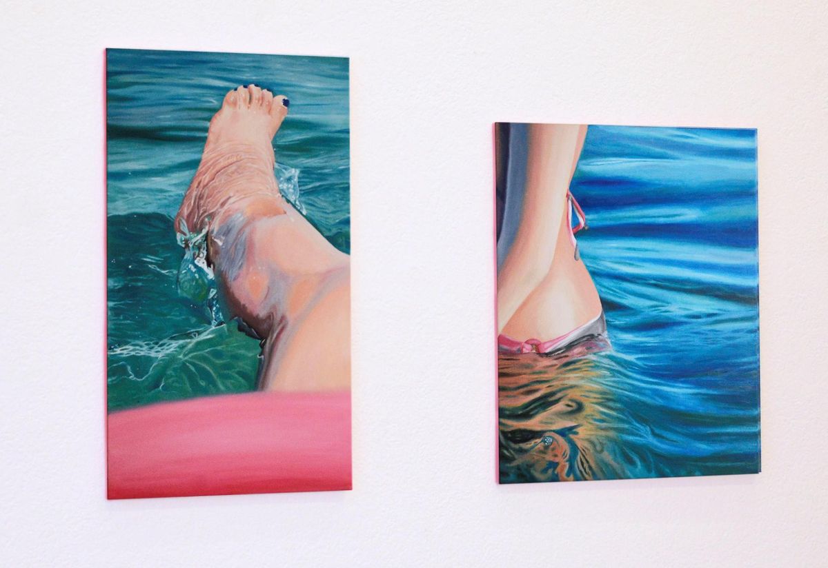 Pour réaliser ces toiles, l’artiste s’est replongée dans les milliers de fichiers accumulés sur son téléphone. Chacune des toiles, renvoie à un lieu particulier, rappelé dans le titre de l’œuvre.