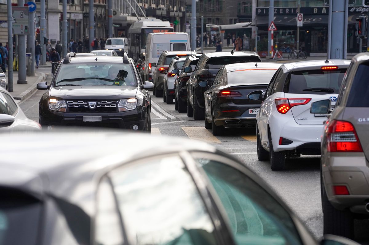 Genève, le 17/02/2023 - circulation et trafic autoöobile très denses dans la ville. 