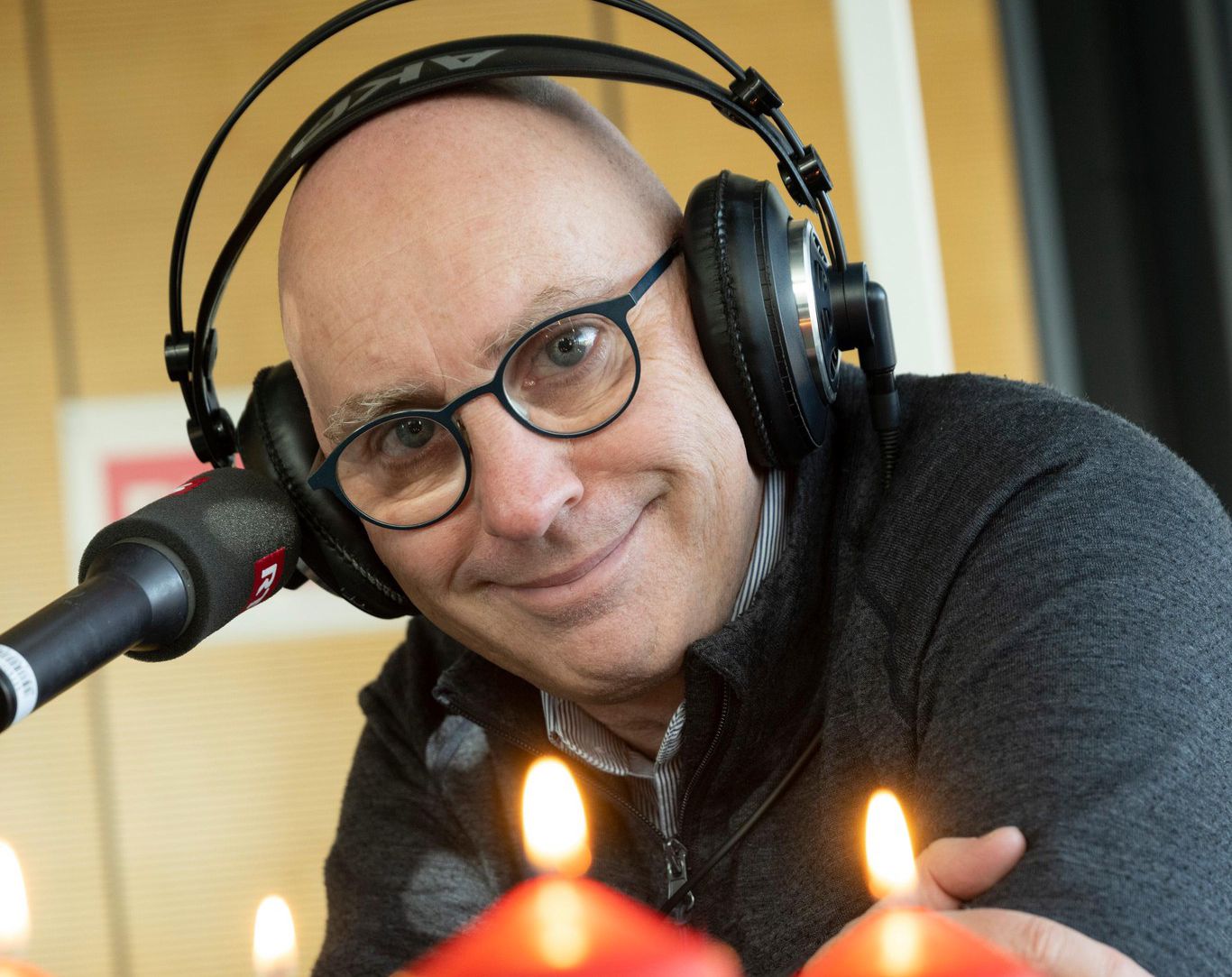 Joyeux rappel du passé, les bougies servaient d’éclairage aux anciennes émissions radio de l’animateur phare de la RTS, ici dans un studio de la chaîne à Lausanne.