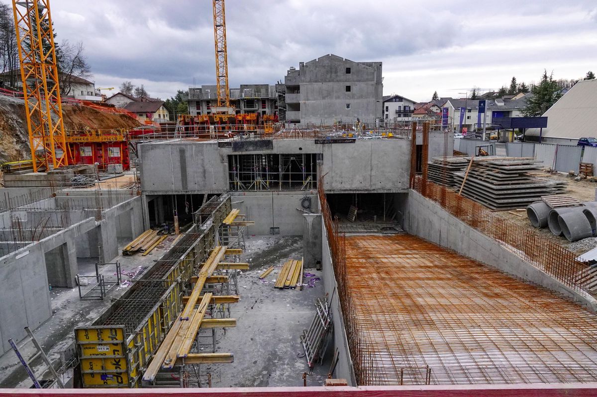 En Haute-Savoie, Cruseilles doit gérer une forte croissance démographique et sa corollaire urbanistique. Située à mi-chemin entre Genève au nord et Annecy au sud, la commune est de plus en plus prisée, notamment des travailleurs frontaliers, d’où un grand nombre de chantiers de construction en cours (ici, le long de la route des Dronières). Les prix de l’immobilier suivent en conséquence une tendance haussière.