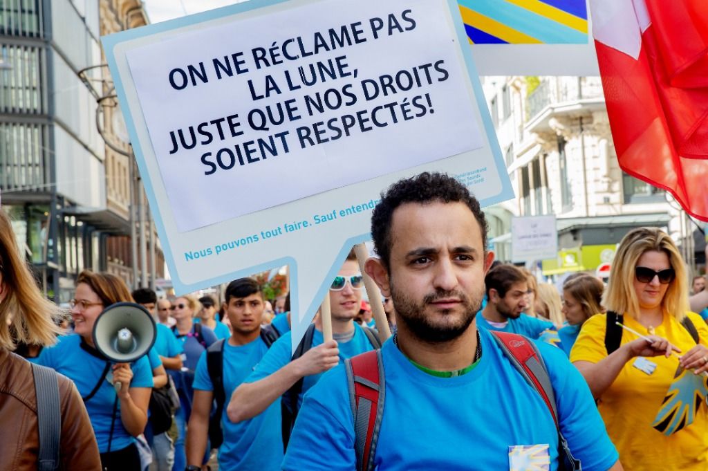 Les sourds sont descendus en nombre dans la rue pour un défilé joyeux et instructif Tribune de