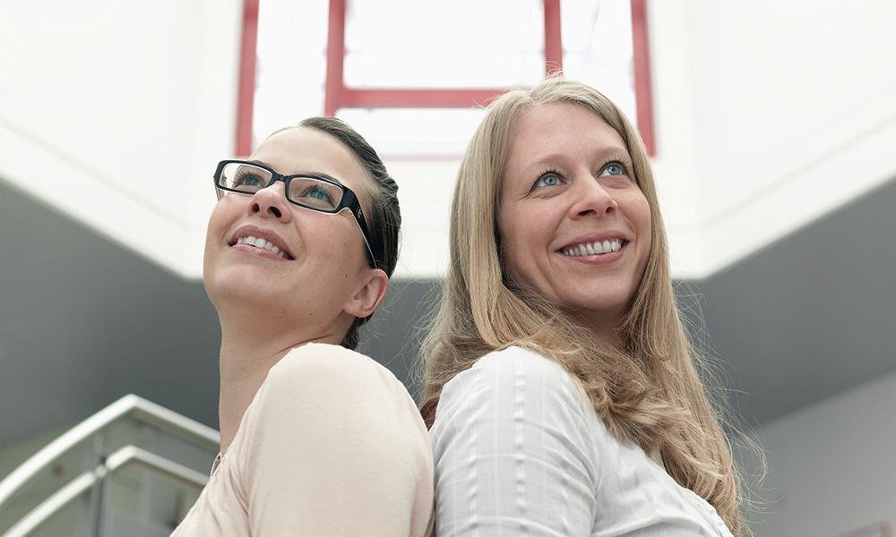 Le binôme: Patricia Binggeli et Sophie Messerli, assistantes de département au CSEM.