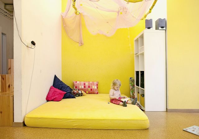 Es gibt nur wenige Möglichkeiten für eine Kita, die Personalkosten zu senken: ein Mädchen in der Kinderkrippe Rasselchischte im Zürcher Kreis 4. Foto: Sophie Stieger