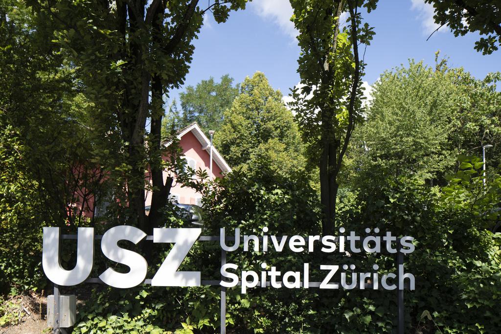  Au printemps, un donneur d’alerte avait révélé, entre autres irrégularités constatées à hôpital universitaire, que ce médecin orientait systématiquement des patients de l’USZ vers son cabinet privé.