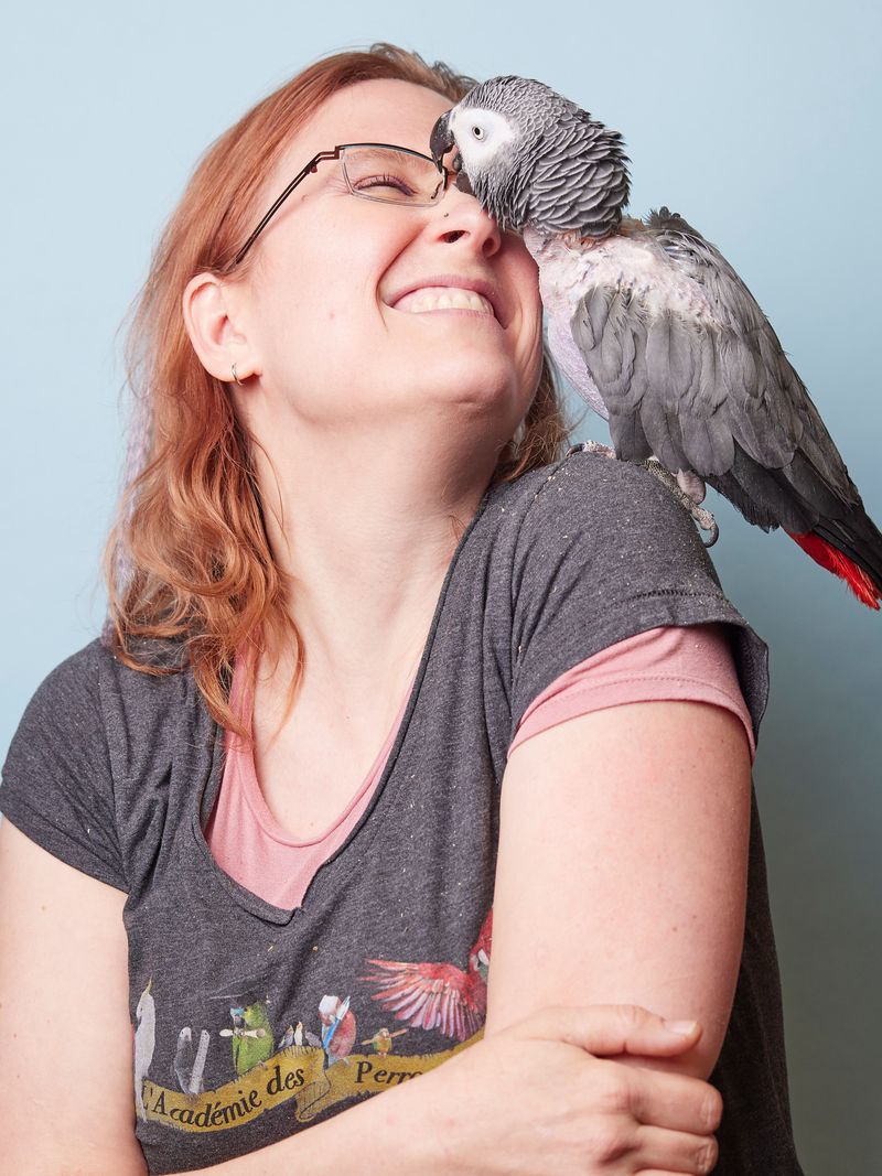 Tchoupette s’étant débiné, c’est Zette, un Gris du Gabon femelle, qui joue les mannequins avec Natacha Deppierraz.