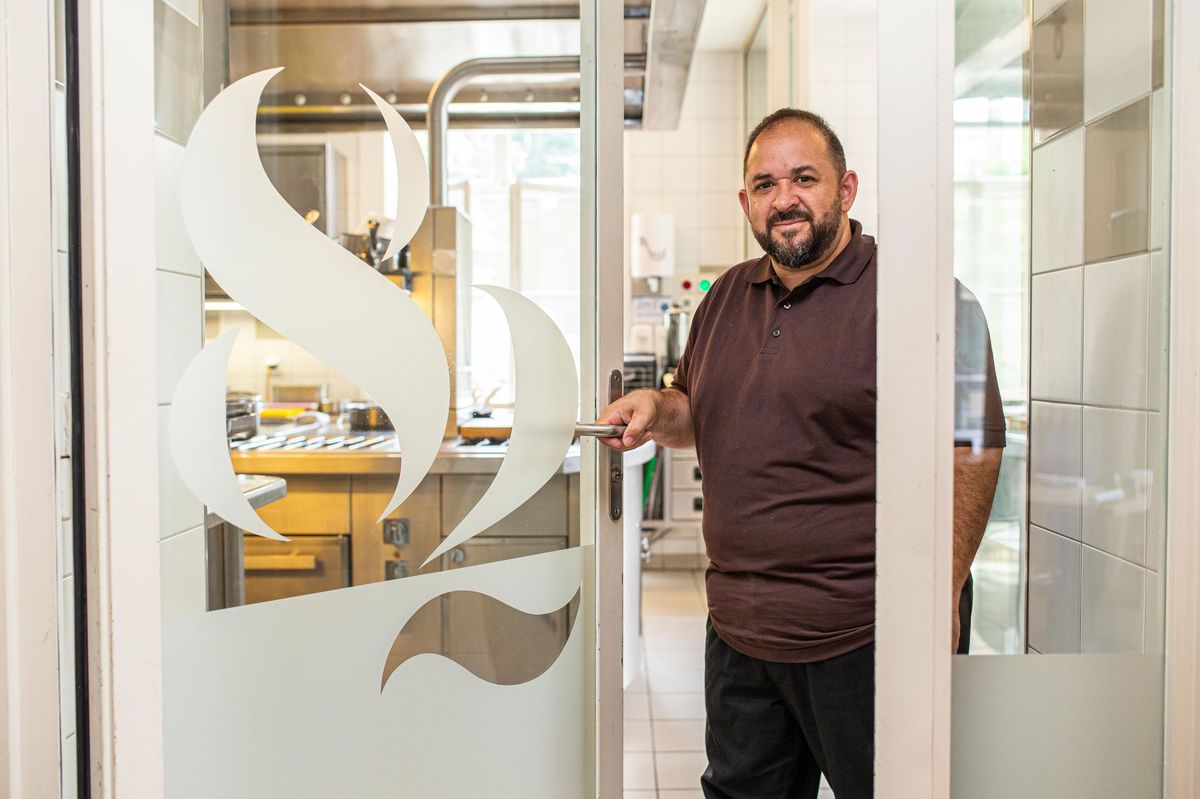 Jérôme Manifacier, chef des restaurants du parc des Eaux-Vives, sort de la cuisine du 82.