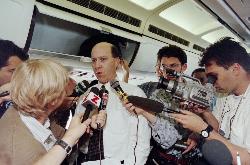 Beim Absturz des Swissair-Fluges 111 über Halifax 1998 informierte die Airline nicht nur sofort, sondern sie führte in regelmässigen Abständen immer wieder Medienkonferenzen durch. Selbst wenn es keine News gab, konnten Journalisten dann weitere Fragen stellen. Das Foto zeigt den damaligen Swissair-CEO Jeffrey Katz.