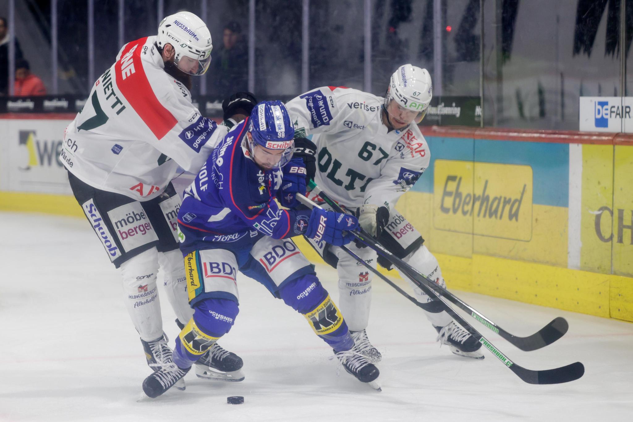Lässt sich nicht von seinem Weg abbringen: Kloten-Stürmer Ramon Knellwolf wird von Eliot Antonietti und Florian Schmuckli bedrängt.