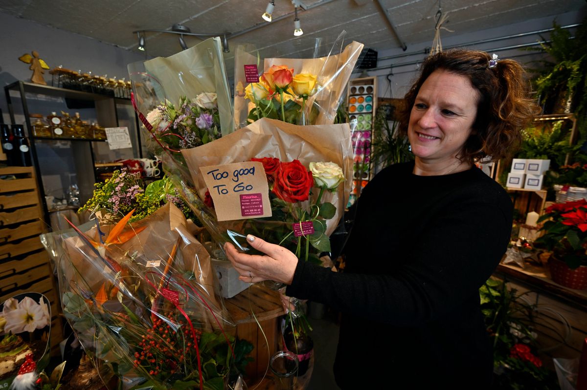 7 décembre 2023    Too good to go,  Fleurisa, ch du Moulin 1 à Cugy   un bouquet avec le papier kraft où est  indiqué  "Too good to go". Isabelle Vernaz  patronne       PHOTO: Patrick Martin/24Heures 