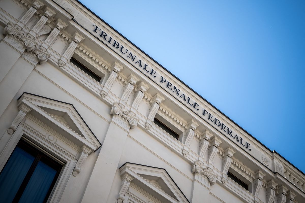 La façade du Tribunal pénal fédéral suisse à Bellinzone, photographiée le 2 avril 2024, jour de l'ouverture du procès de deux dirigeants de PetroSaudi accusés de détournement de fonds et de blanchiment liés à 1MDB.