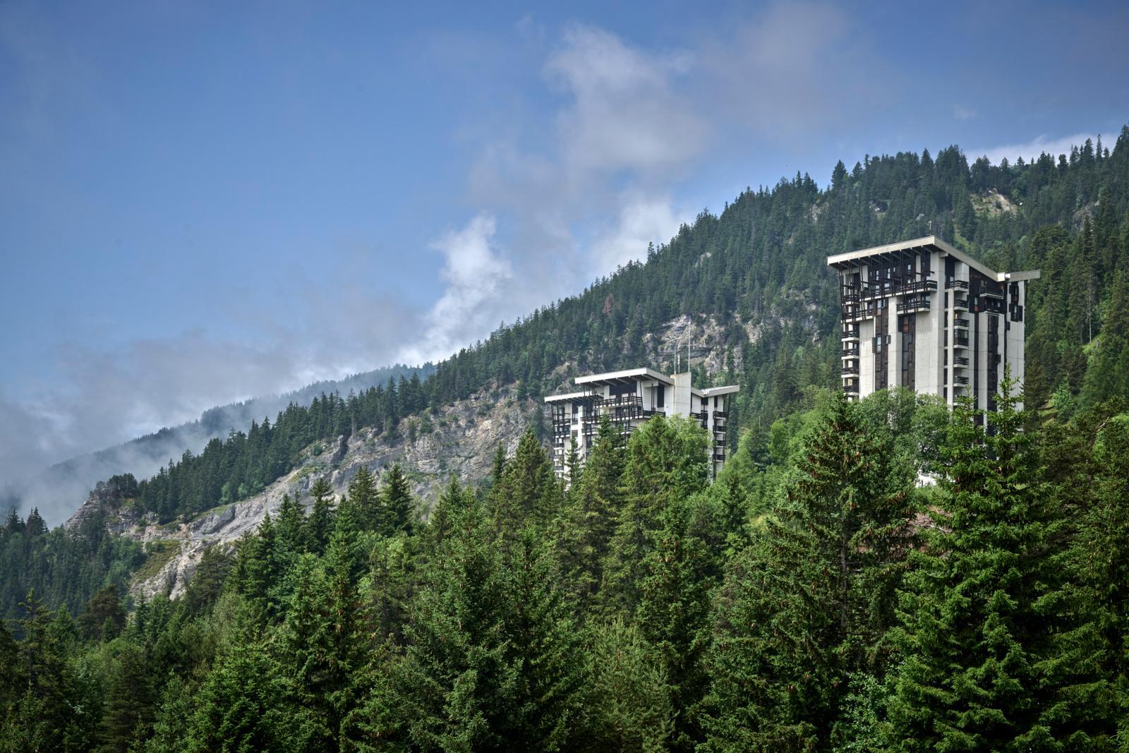 Der Blechzaun der Baugrube fürs Luxusprojekt Aminona zerschneidet die Landschaft. Im Hintergrund die Türme des ersten Resort-Projekts aus den 70er-Jahren. 