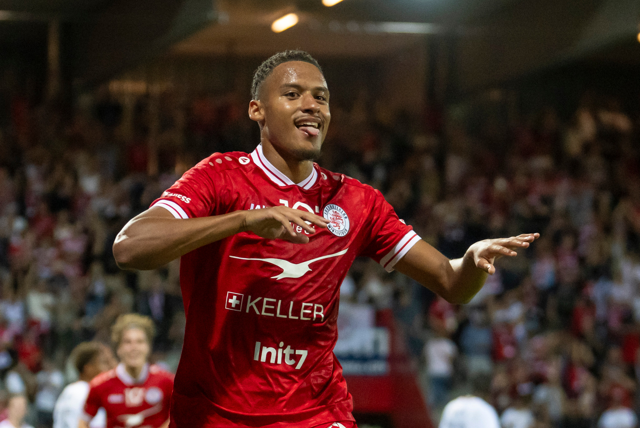 Elias Maluvunu vom FC Winterthur jubelt nach seinem Tor zum 4:0 gegen Neuchâtel Xamax in der Challenge League.