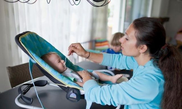 Zu Hause betreuen oder in die Krippe geben? Die Familieninitiative der SVP lanciert die Debatte der Steuervor- bzw. Nachteile.