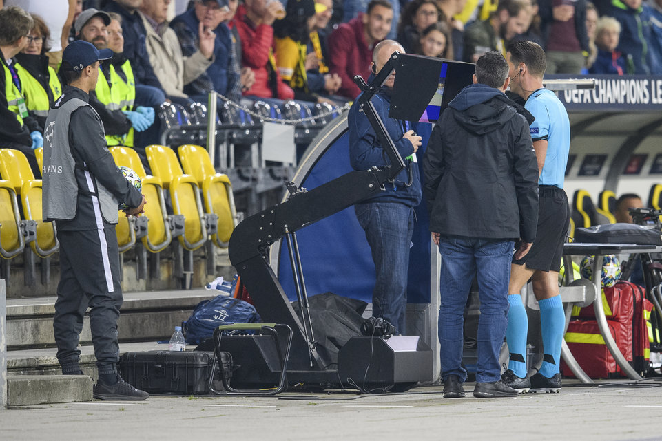 Schiedsrichter Danny Makkelie prüft den VAR.