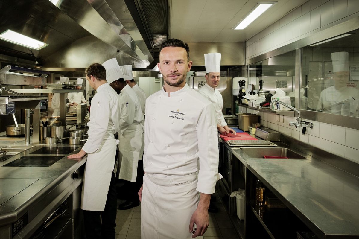Genève, le 12 avril 2024. Hôtel intercontinental. Rencontre avec le chef Quentin Jacquemoud, ici avec sa brigade, dans les cuisines de l'hôtel.