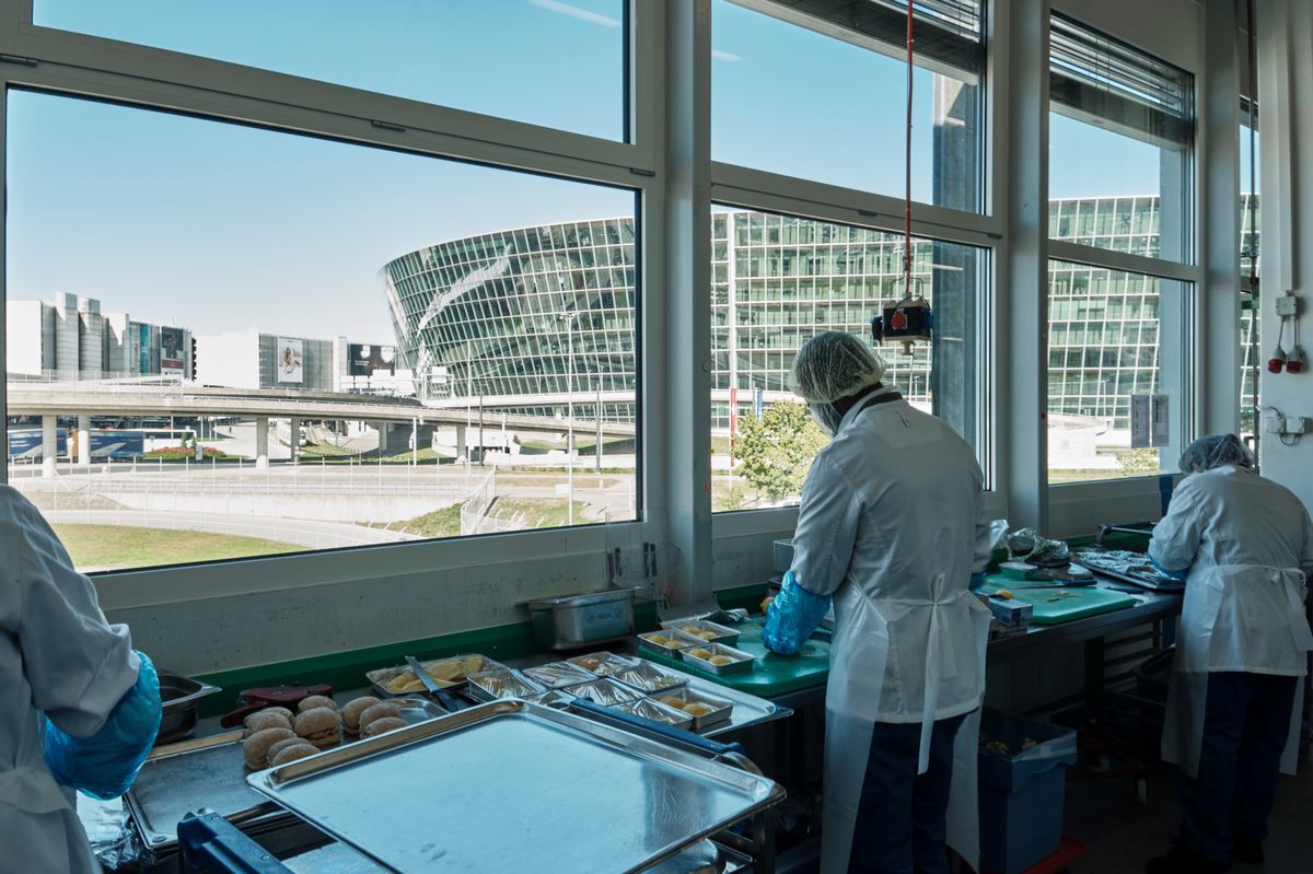 Gate Gourmet am Flughafen Zürich Ihr Essen im Flugzeug kam