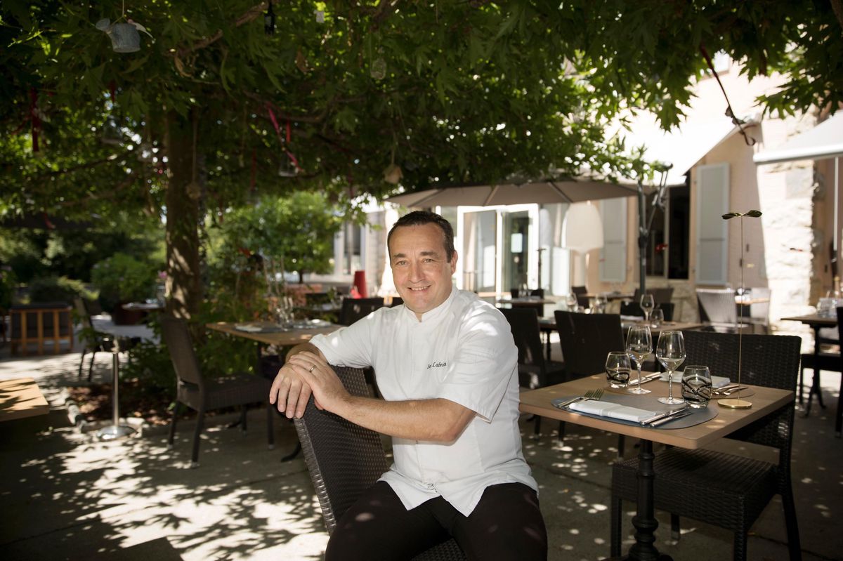 Le chef Serge Labrosse sur la terrasse de La Chaumière.