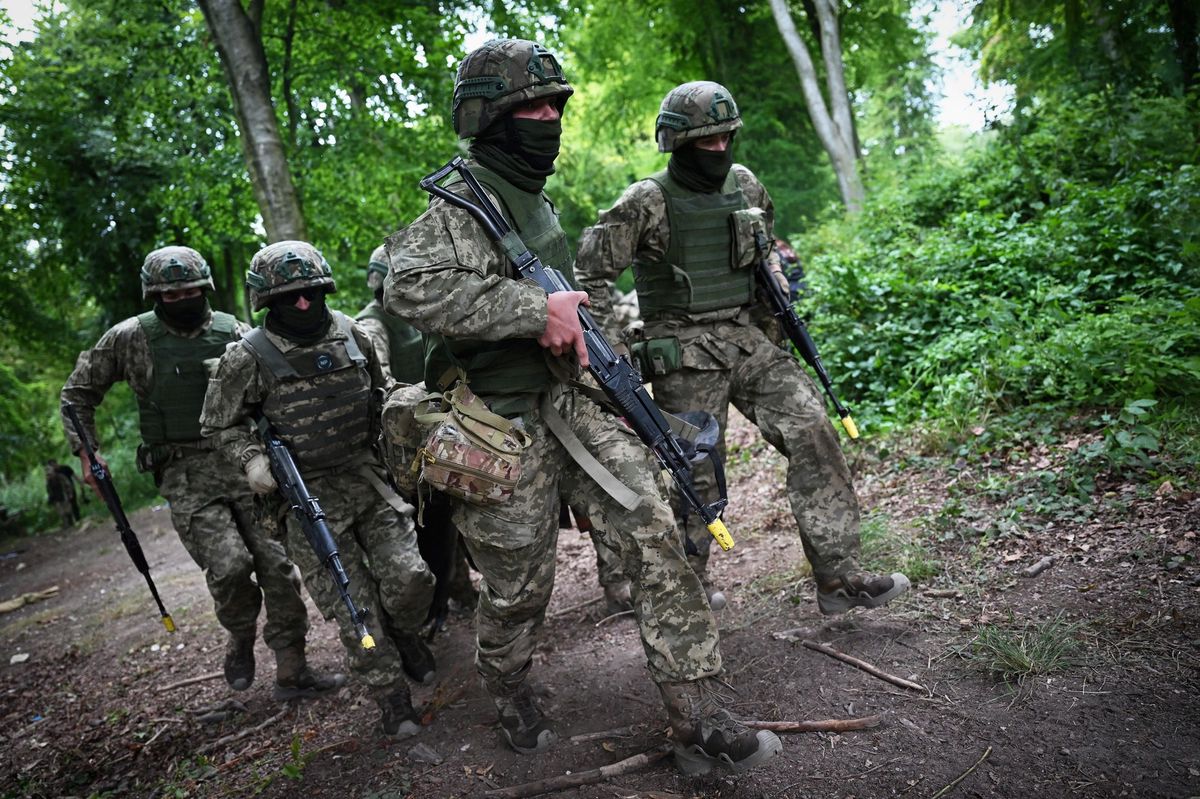 Soldats ukrainiens lors d’un entraînement de simulation de victimes en Angleterre, programme Interflex, août 2024.
