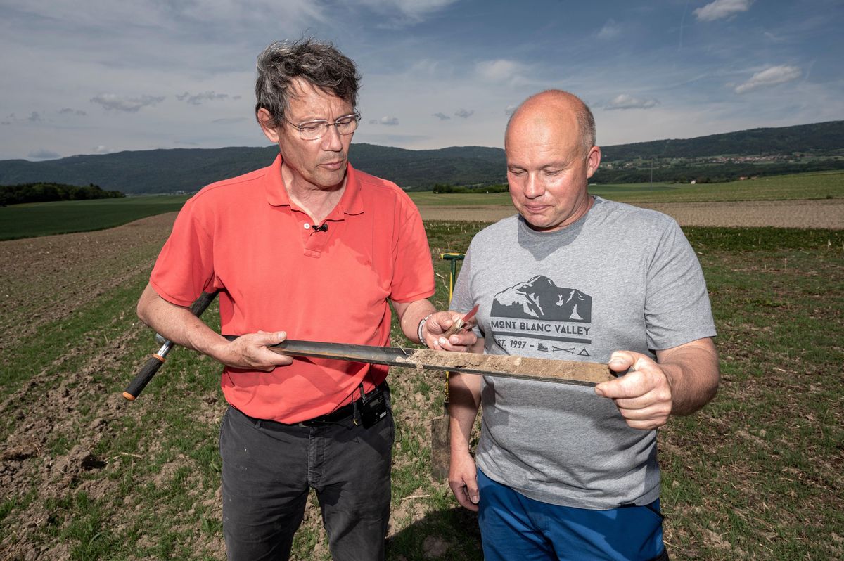 Agriculteur à Chavannes-le-Veyron Christophe Longchamp (à dr.) étudie un carottage du sol d’un de ses champs en compagnie de Pascal Boivin, professeur à l’HEPIA et coordinateur de l’étude demandée par Prométerre.