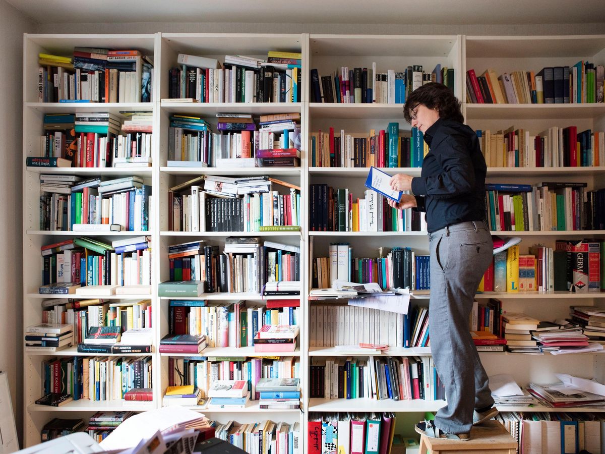 La Zurichoise Annette Hug, ici dans sa bibliothèque, estime que la littérature peut aussi servir à explorer des questions cruciales pour la société, comme le devenir des déchets radioactifs.