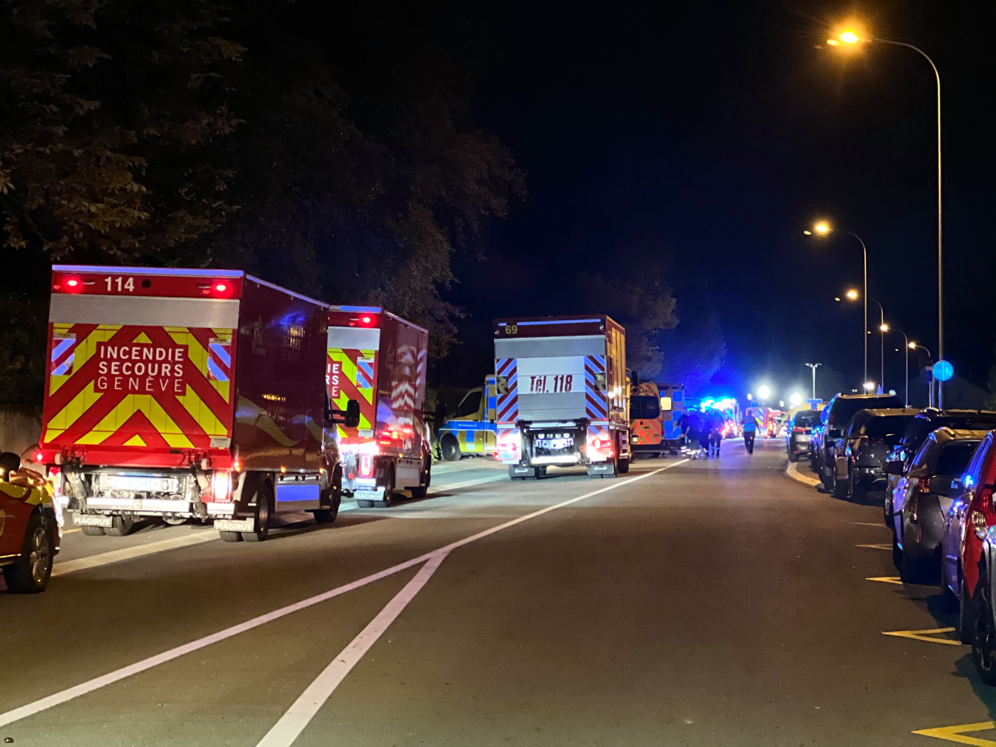 Sur la route d'Hermance, fermée à la circulation, nombreuses ambulances et camions de pompiers.