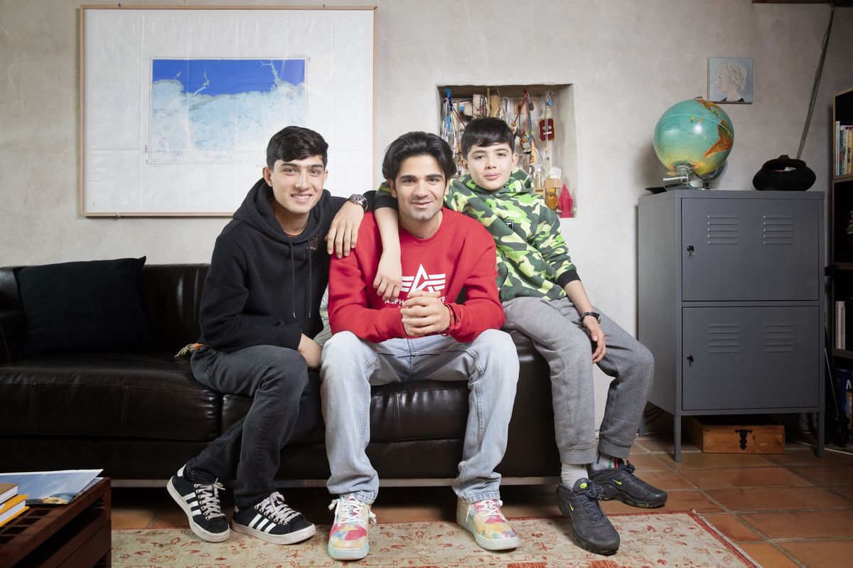 Après avoir été séparés par plus de 6800 km durant six ans,  Zubair, Parheez et Hamza peuvent enfin se projeter dans l’avenir ensemble.